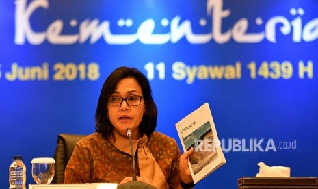 Menteri Keuangan Sri Mulyani memberikan keterangan pers tentang kinerja APBN di kantor Kemenkeu, Jakarta, Senin (25/6).