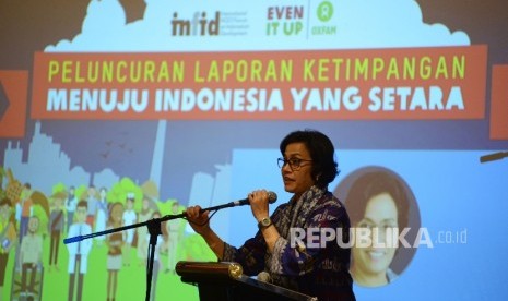 Menteri Keuangan Sri Mulyani memberikan pemaparan saat menjadi pembicara utama dalam peluncuran laporan ketimpangan di Jakarta, Kamis (23/2).