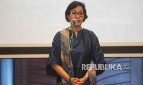 Menteri Keuangan, Sri Mulyani memberikan sambutannya saat serah terima jabatan di Gedung Kementerian Keuangan, Jakarta, Rabu (27/7).  (Republika/Agung Supriyanto)