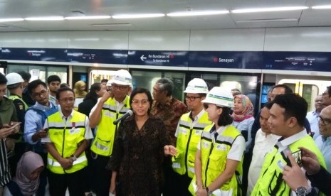 Menteri Keuangan Sri Mulyani mencoba operasional Moda Raya Terpadu (MRT) Jakarta, Rabu (6/3) sore.  