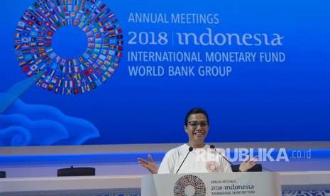 Menteri Keuangan Sri Mulyani mencoba podium kepala negara saat inspeksi kesiapan pertemuan IMF-Bank Dunia di Nusa Dua, Ahad (7/10).