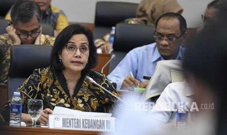 Menteri Keuangan Sri Mulyani mengikuti rapat kerja dengan Badan Anggaran DPR di Komplek Parlemen, Senayan, Jakarta, Selasa (4/9).