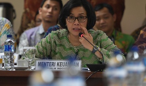 Menteri Keuangan Sri Mulyani mengikuti rapat kerja dengan Komite IV dan Tim Anggaran Komite I, II dan III DPD di Kompleks Parlemen, Senayan, Selasa (7/2).