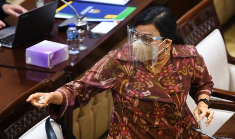 Menteri Keuangan Sri Mulyani mengikuti rapat kerja tentang Protokol Ketujuh Jasa Keuangan ASEAN Framework Agreement on Services (AFAS) dengan Komisi XI DPR di Kompleks Parlemen, Senayan, Jakarta, Senin (5/10/2020). Dilaksanakannya ratifikasi protokol ketujuh jasa keuangan AFAS maka pertumbuhan industri asuransi syariah Indonesia berpeluang untuk berkembang melalui peningkatan investasi dan persaingan serta memperluas akses pasar yang dikomitmenkan negara mitra ASEAN.