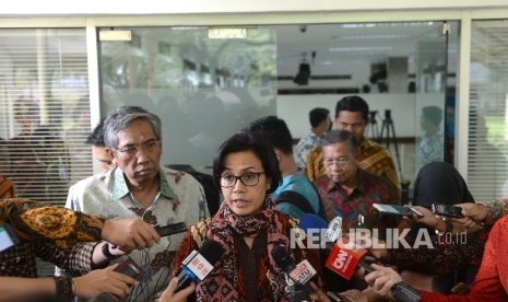  Menteri Keuangan Sri Mulyani menjawab pertanyaan wartawan usai rapat terbatas di Kantor Kepresidenan, Jakarta, Selasa (30/5).