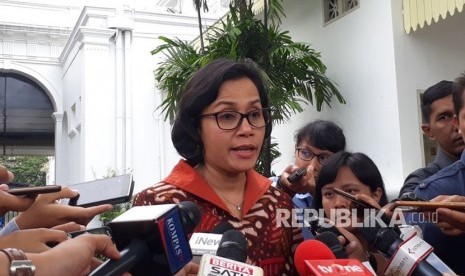 Menteri Keuangan Sri Mulyani menjawab sejumlah pertanyaan di Istana Negara, Senin (19/2). 