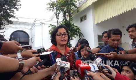 Menteri Keuangan Sri Mulyani menjawab sejumlah pertanyaan di Istana Negara, Senin (19/2). 