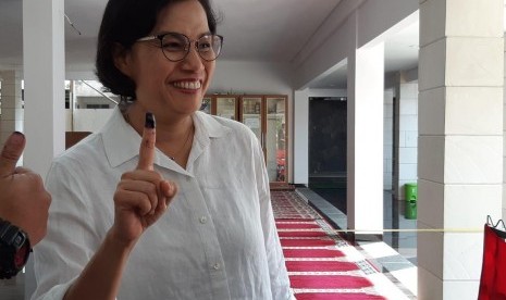 Menteri Keuangan Sri Mulyani menyalurkan hak pilihnya dalam Pemilu 2019 di Tempat Pemungutan Suara (TPS) 077 RT 02 RW 10 Jalan Mandar Bindari Jaya Sektor 3A, Bintaro Jaya, Tangerang Selatan.