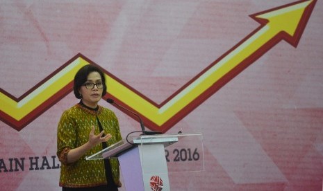 Menteri Keuangan Sri Mulyani menyampaikan pandangannya dalam Seminar Indonesia Economic Outlook 2017 di Main Hall Bursa Efek Indonesia, Jakarta, Rabu (23/11). 