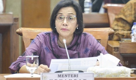 Menteri Keuangan Sri Mulyani menyampaikan pendapat saat rapat kerja dengan Komisi XI DPR RI di gedung parlemen, Senayan, Jakarta, Senin (17/6/2019).