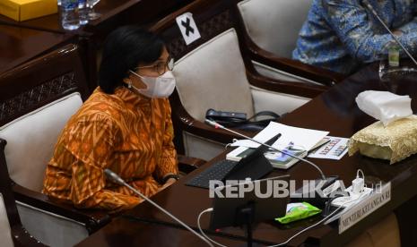 Menteri Keuangan Sri Mulyani menyampaikan penjelasan pemerintah dalam rapat kerja dengan Komisi XI DPR di Kompleks Parlemen, Senayan, Jakarta, Senin (13/9). Raker itu membahas Rancangan Undang-Undang Hubungan Keuangan antara Pemerintah Pusat dan Daerah (RUU HKPD).