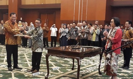 Menteri Keuangan Sri Mulyani resmi melantik Robert Pakpahan menjadi Direktur Jenderal Pajak menggantikan Ken Dwijugiasteadi. Ken akan memasuki masa pensiun mulai 1 Desember 2017. 