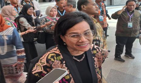 Menteri Keuangan Sri Mulyani saat ditemui dalam sesi doorstop usai menghadiri pembukaan perdagangan bursa di Gedung Bursa Efek Indonesia, Selasa (2/1/2024). 