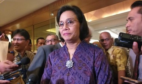 Menteri Keuangan Sri Mulyani saat diwawancari wartawan usai menjadi pembicara Temu Kebangsaan yang digagas Gerakan Suluh Kebangsaan, di Hotel Aryaduta, Jakarta Pusat, Kamis (19/12).  Sri Mulyani mengatakan Indonesia perlu mewaspadai dampak pemakzulan Presiden AS Donald Trump.