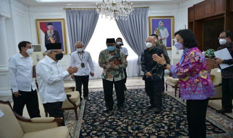 Menteri Keuangan Sri Mulyani saat memberikan laporan kepada Wakil Presiden KH Ma'ruf Amin pada Senin (23/5/2022). Pada kesempatan itu, Sri Mulyani menjelaskan terkait persiapan Rapat Pleno KNEKS pekan depan.