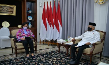 Menteri Keuangan Sri Mulyani saat memberikan laporan kepada Wakil Presiden KH Ma'ruf Amin di Jakarta, Senin (23/5/2022). Sri Mulyani melaporkan terkait persiapan Rapat Pleno KNEKS pekan depan.