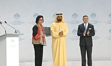 Minister of Finance Sri Mulyani receives the Best Minister in the World award from Dubai's leader, Sheikh Mohammad bin Rashid Al Maktoum, at World Government Summit held in Dubai, United Arab Emirates (UAE), on Feb 11, 2018.