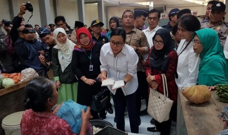 Menteri Keuangan Sri Mulyani saat mengunjungi Pasar Telukan, Sukoharjo, Jawa Tengah, Sabtu (26/5).