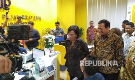 Menteri Keuangan Sri Mulyani saat meninjau Kantor Pelayanan Pajak  Pratama Jakarta Setiabudi Empat, Jakarta, Jumat (29/3).