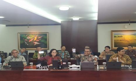 Menteri Keuangan Sri Mulyani saat menunjukkan hasil pelaporan Surat Pemotongan Tahunan (SPT) miliknya di Gedung Direktorat Jenderal Pajak (DJP) Kementerian Keuangan, Jakarta, Selasa (10/3). Turut hadir dalam kesempatan yang sama adalah Wakil Menteri Keuangan Suahasil Nazara dan Direktur Jenderal Pajak Kemenkeu Suryo Utomo. (Republika/Adinda Pryanka)