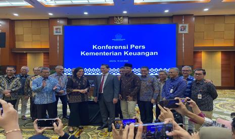 Menteri Keuangan Sri Mulyani saat menyambut Wamenkeu II Thomas Djiwandono di Kantor Kementerian Keuangan RI, Jakarta Pusat, Kamis (18/7/2024).