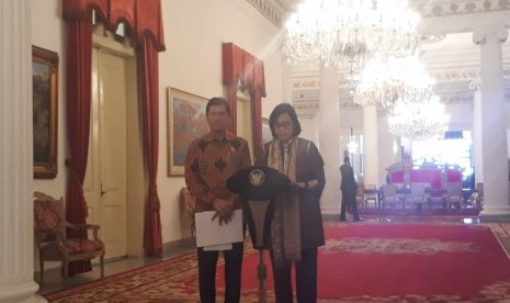 Menteri Keuangan Sri Mulyani, serta Menteri Aparatur Negara dan Reformasi Birokrasi Asman Abnur memberikan keterangan pers terkait pemberian THR dan Gaji ke-13 bagi PNS, TNI,dan Polri, di Istana Merdeka, Rabu (23/5). 