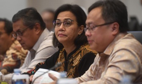 Menteri Keuangan Sri Mulyani (tengah) bersama Gubernur BI Perry Warjiyo (kiri) dan Menteri PPN/Kepala Bappenas Bambang Brodjonegoro (kanan) mengikuti rapat kerja dengan banggar DPR di Kompleks Parlemen, Senayan, Jakarta, Senin (15/10)