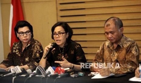 Menteri Keuangan Sri Mulyani (tengah), bersama Ketua KPK Agus Rahardjo ( kanan),dan Wakil Ketua KPK Basaria Panjaitan (kiri) saat memberikan keterangan pers terkait hasil OTT tersangka kasus dugaan suap di jajaran Direktorat Penegakan Hukum Ditjen Pajak di