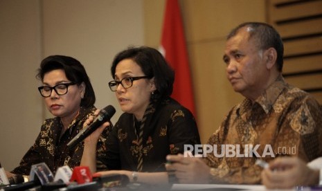 Menteri Keuangan Sri Mulyani (tengah), bersama Ketua KPK Agus Rahardjo (kanan),dan Wakil Ketua KPK Basaria Panjaitan (kiri)saat memberikan keterangan pers terkait hasil OTT tersangka kasus dugaan suap di jajaran Direktorat Penegakan Hukum Ditjen Pajak di K