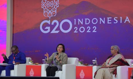 Menteri Keuangan Sri Mulyani (tengah) bersama Menteri Keuangan India Nirmala Sitharaman (kanan), Menteri Keuangan Afrika Selatan Enoch Godongwana (kiri) menyampaikan materinya dalam Roundtable Keuangan Berkelanjutan untuk Transisi Iklim di sela 3rd FMCBG-FCBD G20, di Nusa Dua, Bali, Kamis (14/7/2022). Pertemuan tersebut membahas mengenai keuangan untuk transisi iklim, transisi energi dan peranan beragam institusi keuangan. 