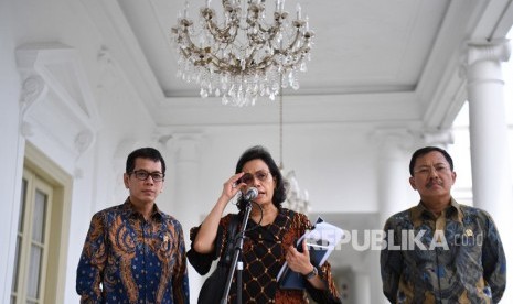 Menteri Keuangan Sri Mulyani (tengah) bersama Menteri Pariwisata dan Ekonomi Kreatif Wishnutama (kiri) dan Menteri Kesehatan Terawan Agus Putranto menyampaikan konferensi pers seusai Sidang Kabinet Paripurna di Istana Bogor, Jawa Barat, Selasa (11/2/2020). 