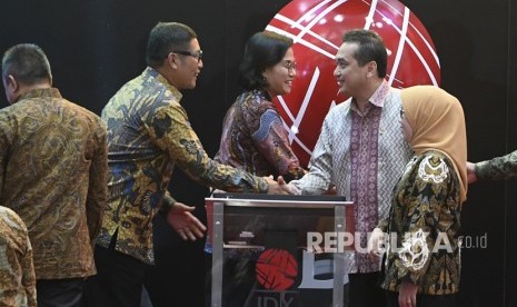 Menteri Keuangan Sri Mulyani (tengah) bersama Menteri Perdagangan Agus Suparmanto (kedua kiri), Wakil Ketua Dewan Komisioner OJK Nurhaida dan Direktur Utama BEI Inarno Djajadi menghadiri penutupan perdagangan saham 2019 di gedung Bursa Efek Indonesia Jakarta, Senin (30/12/2019). 