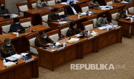 Menteri Keuangan Sri Mulyani (tengah) bersama Menteri Perencanaan Pembangunan Nasional/Kepala Bappena Suharso Monoarfa (kanan), Kepala Badan Pusat Statistik Suhariyanto (kanan), Gubernur Bank Indonesia Perry Warjiyo (kedua kiri) dan Ketua Dewan Komisioner Otoritas Jasa Keuangan Wimboh Santoso (kiri) mengikuti rapat kerja bersama Komisi XI DPR di Kompleks Parlemen Senayan, Jakarta, Senin (22/6/2020). Raker tersebut membahas asumsi dasar Kerangka Ekonomi Makro dan Pokok-Pokok Kebijakan Fiskal (KEM-PPKF) Rancangan Anggaran Pendapatan dan Belanja Negara (RAPBN) 2021.