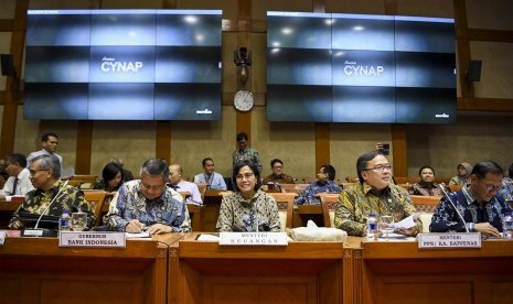 Menteri Keuangan Sri Mulyani (tengah) bersama Menteri PPN/Kepala Bappenas Bambang Brodjonegoro (kedua kanan), Gubernur Bank Indonesia (BI) Perry Warjiyo (kedua kiri), Ketua Dewan Komisioner OJK Wimboh Santoso (kiri) dan Kepala Badan Pusat Statistik (BPS) Suhariyanto (kanan) mengikuti rapat kerja dengan Komisi XI DPR di Kompleks Parlemen, Senayan, Jakarta, Kamis (13/6/2019).