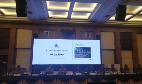 Menteri Keuangan Sri Mulyani (tengah) dalam konferensi pers kinerja APBN sampai akhir Agustus 2019 di Gedung Direktorat Jenderal Pajak, Jakarta, Selasa (24/9).