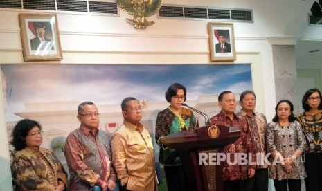 Menteri Keuangan Sri Mulyani (tengah) memberikan keterangan pers terkait pemilihan ketua Otoritas Jasa Keuangan (OJK), di Kompleks Istana Negara, Senin (13/3). 