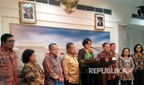 Menteri Keuangan Sri Mulyani (tengah) memberikan keterangan pers terkait pemilihan ketua Otoritas Jasa Keuangan (OJK), di Kompleks Istana Negara, Senin (13/3). Debbie Sutrsino