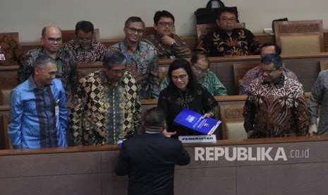 Menteri Keuangan Sri Mulyani (tengah) menghadiri Rapat Paripurna ke-2 Masa Persidangan I tahun 2018-2019 di gedung Nusantara I DPR, Senayan, Jakarta, Selasa (28/8).