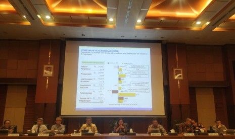 Menteri Keuangan Sri Mulyani (tengah) saat memaparkan kinerja APBN per akhir November di kantornya, Jakarta, Kamis (19/12). 