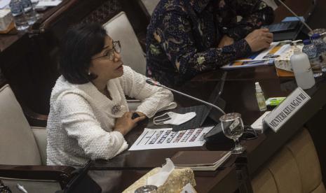 Menteri Keuangan Sri Mulyani. Pemerintah telah membayarkan tagihan kompensasi atas penjualan bahan bakar minyak (BBM) jenis Pertalite kepada PT Pertamina (Persero) dan PT PLN (Persero) sebesar Rp 104,8 triliun pada Agustus 2022. Adapun realisasi ini setara 35,7 persen dari total pagu kompensasi hingga akhir tahun ini sebesar Rp 293,5 triliun.