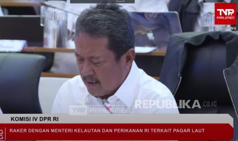 Menteri KKP Sakti Wahyu Trenggono memberikan penjelasan tentang pagar laut di Komisi IV DPR RI, Kamis (23/1/2025).