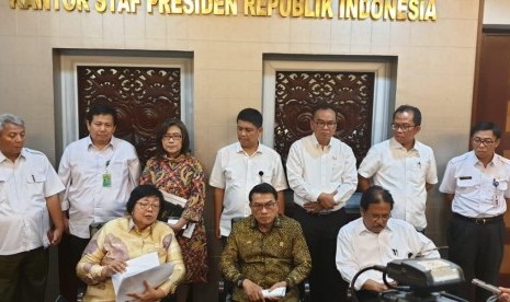 Menteri KLHK Siti Nurbaya dan Kepala Staf Kantor Kepresidenan Moeldoko serta Menteri Agraria dan Tata Ruang Sofyan Jalil dalam sebuah pertemuan