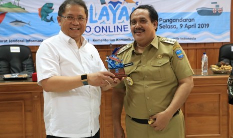   Menteri Kominfo RI Rudiantara (kiri) dan Bupati Pangandaran H Jeje Wiradinata dalam peluncuran Gerakan UMKM Go Online 2019 di Kabupaten Pangandaran, belum lama ini.      