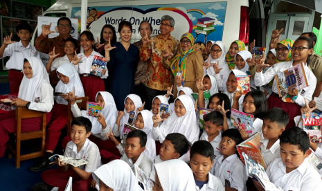 Menteri Komunikasi dan Informasi Singapura (baju batik dan rambut putih) mengunjungi SD Timuran Prawirotaman Yogyakarta. SD tersebut merupakan salah satu dari 10 sekolah di DIY yang menjadi pilot project program perpustakaan keliling Words on  Wheels (WoW) Yogyakarta.