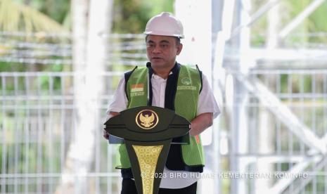  Menteri Komunikasi dan Informatika Budi Arie Setiadi saat memberikan laporan kepada Presiden Joko Widodo dalam Peresmian Pengoperasian Sinyal BTS 4G BAKTI Kementerian Kominfo dan Pengoperasian Integrasi SATRIA-1 di Desa Bowom Baru Utara, Kecamatan Melonguane Timur, Kabupaten Kepulauan Talaud, Sulawesi Utara, Kamis (28/12/2023).