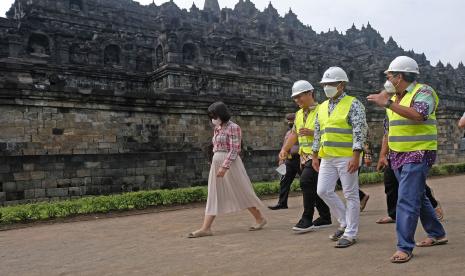 Menteri Komunikasi dan Informatika Johnny G Plate (kedua kanan) berjalan di halaman candi saat kunjungan kerja ke Cagar Budaya Candi Borobudur, Magelang, Jateng, Kamis (14/7/2022). Kunjungan kerja menteri kominfo bersama pimpinan operator seluler dan penyedia menara BTS tersebut dimaksudkan untuk mendapatkan pemahaman yang sama terhadap upaya peningkatan nilai estetika warisan budaya sekaligus upaya pelestariannya, dari sisi sektor infrastruktur telekomunikasi. 