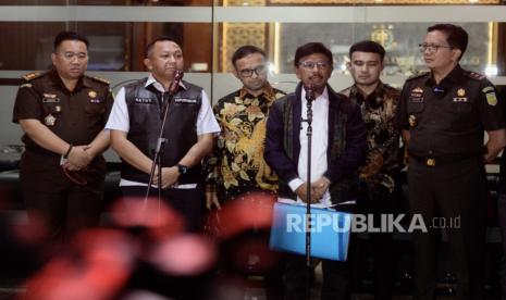 Menteri Komunikasi dan Informatika Johnny G. Plate (ketiga kanan) bersama Kapuspenkum Kejaksaan Agung Ketut Sumedana (kedua kiri) dan Direktur Penyidikan Pada Jaksa Agung Muda Bidang Tindak Pidana Khusus Kuntadi (kanan) menyampaikan konferensi pers usai menjalani pemeriksaan di Jakarta, Selasa (14/2/2023). Johnny G. Plate diperiksa sebagai saksi selama sembilan jam terkait dugaan kasus korupsi pengadaan tower base transceiver station (BTS) periode 2020-2022.