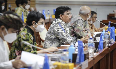 Menteri Komunikasi dan Informatika Johnny G Plate (tengah) menyampaikan, paparan saat mengikuti rapat kerja dengan Komisi I DPR di Kompleks Parlemen, Senayan, Jakarta, Selasa (22/3/2022). Rapat tersebut membahas realisasi dan evaluasi pelaksanaan APBN TA 2021, penjelasan tentang kesiapan Kemkominfo dalam menyukseskan presidensi melalui tiga isu DEWG utamanya di arus data lintas batas negara (cross border data flow and data free flow with trust) serta penjelasan terkait peta jalan Indonesia Digital 2021-2024. 