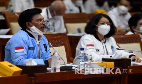 Menteri Komunikasi dan Informatika (Menkominfo) Johnny G Plate (kiri) bersama Sekjen Kominfo Rosarita Niken Widiastuti (kanan) mengikuti rapat kerja bersama Komisi I DPR di Kompleks Parlemen Senayan, Jakarta, Senin (22/6/2020). Raker tersebut membahas Rencana Kerja Anggaran Kementerian Komunikasi dan Informatika tahun 2021.