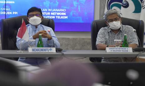 Menteri Komunikasi dan Informatika (Menkominfo) Johnny G Plate (kiri) dan Direktur Network and IT Solution Telkom Herlan Wijanarko (kanan) memberikan keterangan pers terkait progres perbaikan Sistem Komunikasi Kabel Laut (SKKL) Telkom Indonesia Timur segmen Merauke-Timika di Jakarta, Selasa (10/5/2022). Perbaikan SKKL tersebut diperkirakan akan selesai pada 26 Mei 2022 sehingga gangguan jaringan internet di wilayah Timika hingga Merauke dapat teratasi.